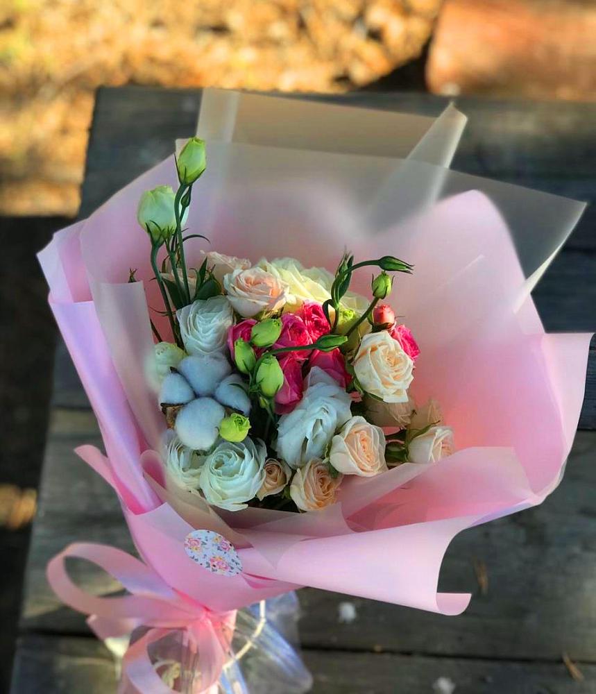 Букет цветов из: Розы и Лизиантусы в Поселок санатория имени Герцена