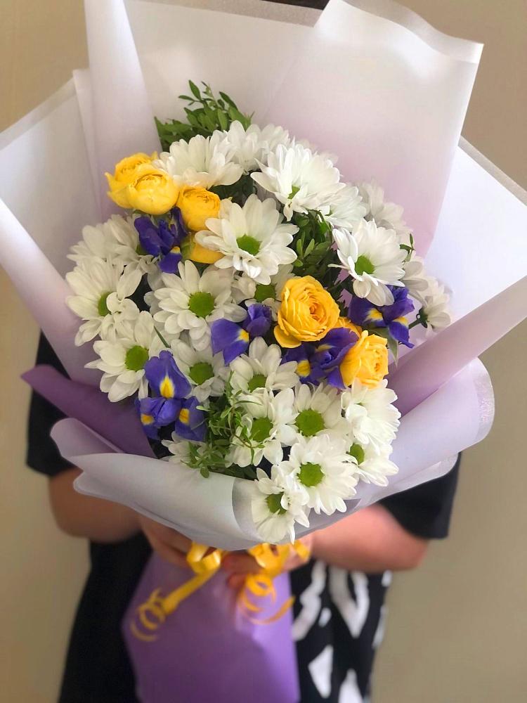 Букет цветов из: Ирисы, Хризантемы и Розы в Поселок санатория имени Герцена